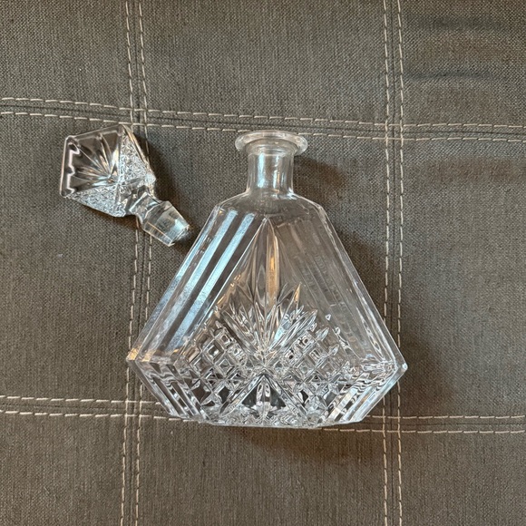 Glass Crystal Decanter for Whiskey & Spirits - Picture 2 of 10
